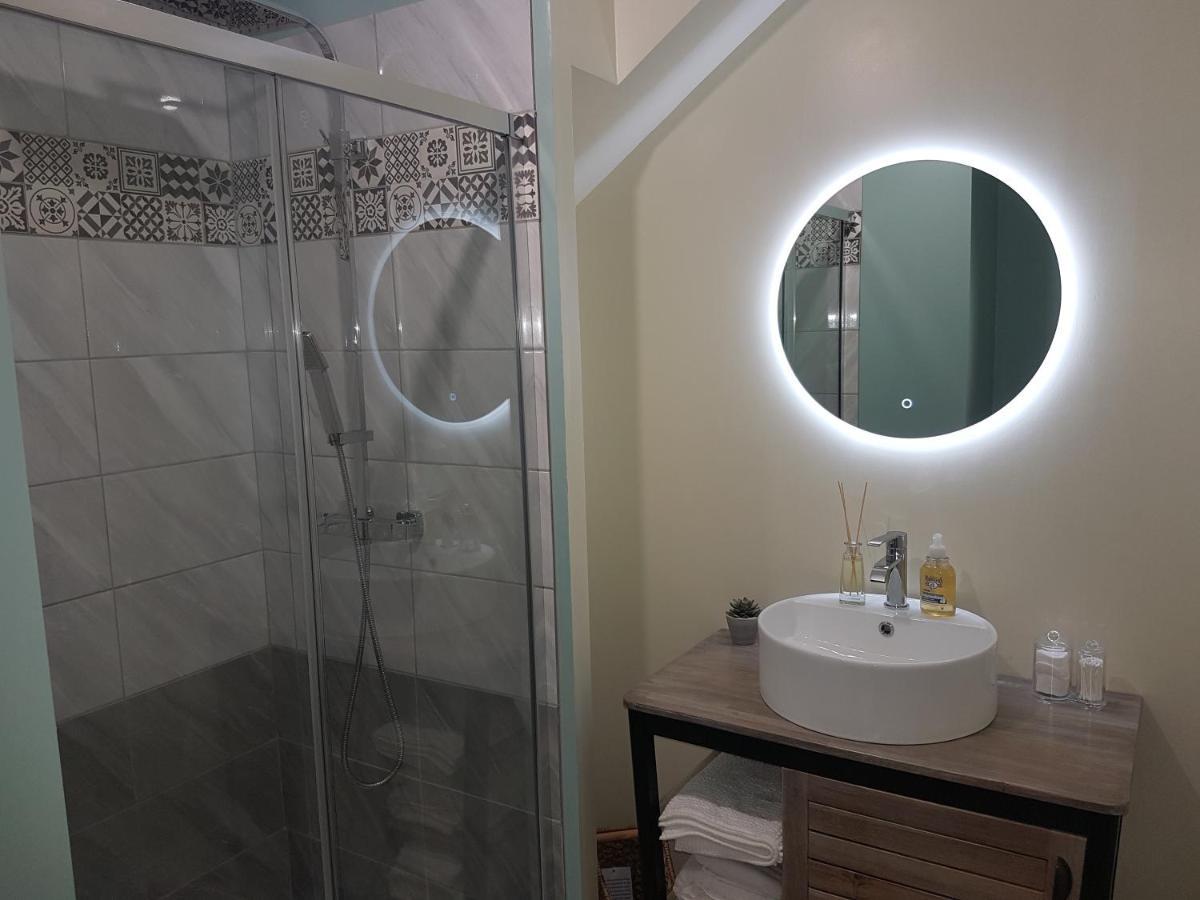 Lucriolla Hotel Oree-d'Anjou ภายนอก รูปภาพ